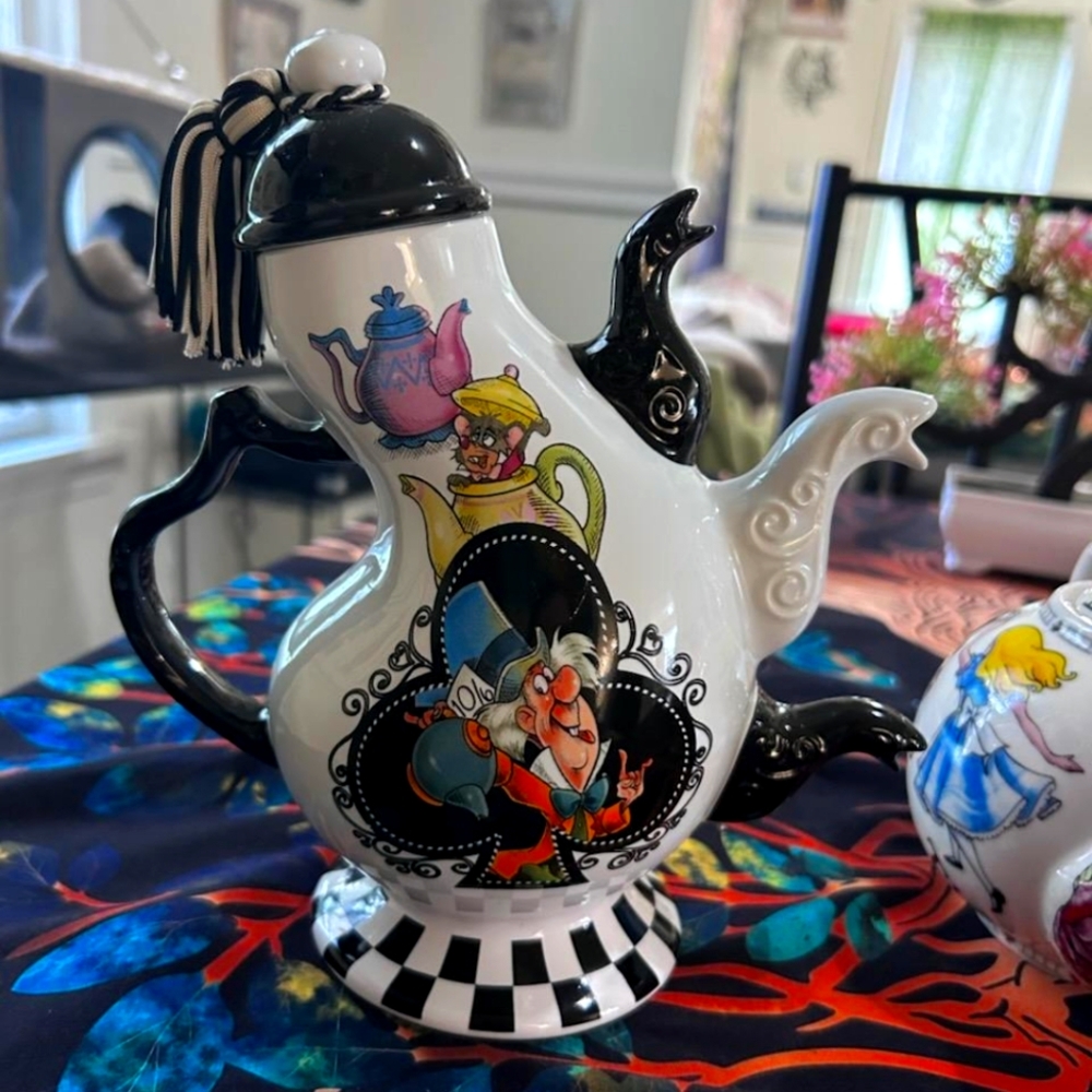 Alice in Wonderland Themed Tea Set Limited Edition - Picture 1 of 9